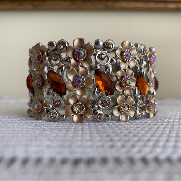 Floral bangle bracelet - Picture 2 of 5